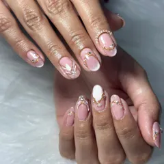 For this bridal set, we used a soft pink base with delicate gold wire work and strategically placed rhinestones. The white accent nail adds a touch of classic elegance.