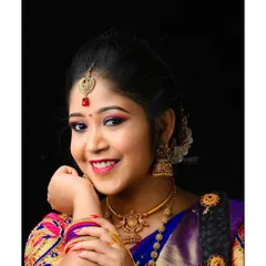 This is the same beautiful South Indian bridal portrait, highlighting the harmony between the makeup, traditional gold jewellery, and the colorful attire.