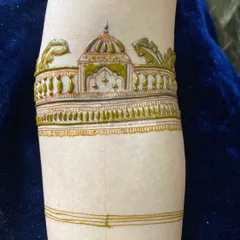 The same startup design, now with the henna paste applied more thickly. We learn how paste consistency affects the final look.