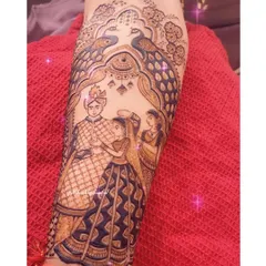 A cherished family portrait in mehendi for the bride's forearm. This design captures the special bond between a daughter and her parents, framed by elegant peacock motifs.