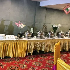 This royal-themed buffet setup features ornate decor and elegant chafing dishes, bringing a five star experience to a private event in Gurgaon.