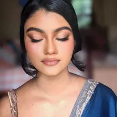 A perfect example of a soft, natural look that shines bright. The makeup is minimal, with a focus on glowing skin, a simple winged liner, and a nude lip.
