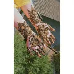 A beautiful Arabic style floral design. The way the pattern flows diagonally across the hands is a hallmark of this style, creating an elegant and uncluttered look.