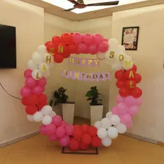 A beautiful balloon ring in shades of pink, red, and white for a Barbie-themed birthday. We can customize the colors and add personalized name banners to any setup.