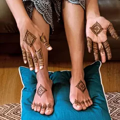 This simple yet elegant geometric design for the hands and feet is perfect for clients who want a sophisticated and contemporary look.