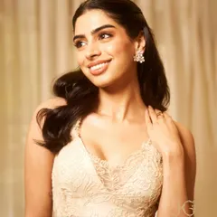 Like delicate petals, Khushi Kapoor captures the beauty of nature with our floral diamond earrings.