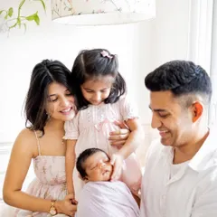 This black and white family portrait captures the pure, unadulterated love that fills the room when a new baby arrives. I focus on these real connections, creating timeless images for you to cherish as your family grows.