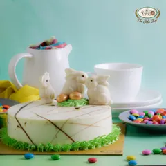 This Oreo Vanilla cake for Easter is an absolute delight. It's decorated with adorable white chocolate bunnies, making it a whimsical and delicious centerpiece for your Easter feast.