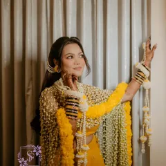 This is the quintessential Haldi bride look. A stunning floral dupatta made from Tagar buds with a marigold border, paired with heavy kalire and matching jewellery.