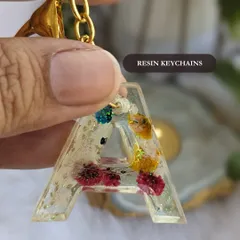 Corporate gifting, done right. This personalized resin keychain with preserved flowers is a perfect example of a thoughtful, handcrafted gift for employee appreciation, client onboarding, or event giveaways.