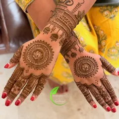 A classic and elegant semi-bridal design. This pattern features a beautiful lotus mandala in the center of the palm with delicate details on the fingers.