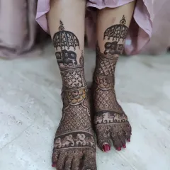This bridal leg mehendi features bands of tiny elephants and a large, regal elephant with an umbrella on the shin. A design fit for a queen!