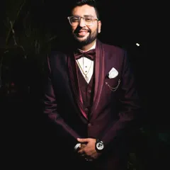 This wine-colored five-piece suit is built for making a statement. The design includes a matching waistcoat and a distinct shawl lapel, all crafted for a sharp, bespoke fit.