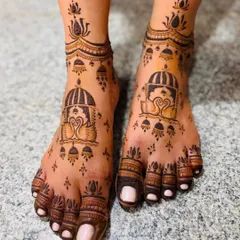 A unique and charming design for the feet, featuring a doli with swans. The pattern is lighter and more spaced out, perfect for a bride who wants an elegant, less dense look.