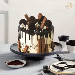 A true chocolate lover's paradise. This cake is loaded with KitKats, Oreos, and chocolate balls, all brought together with a rich, dark chocolate drip over a smooth buttercream finish.