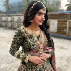This is a perfect example of the subtle yet royal bridal look we practice in my seminars. The focus is on clean, radiant skin, soft eyes, and letting the bride's natural beauty shine through, complemented by exquisite gold jewelry.