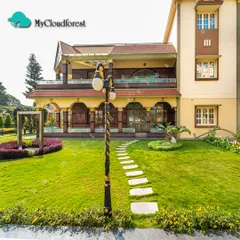 For this traditional villa, I designed a formal landscape with a sprawling lawn, a stepping stone path, and structured flowerbeds. The classic lamppost adds a touch of timeless elegance to the property.