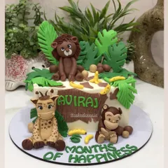 A closer look at the fondant lion and giraffe on the jungle-themed half-birthday cake.