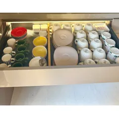 A dedicated drawer for tea and coffee service. Cups, saucers, and small plates are neatly arranged with dividers, making it easy to host guests.