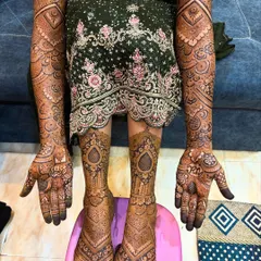 For the bride who wants it all, I offer full bridal packages covering hands and feet. Here you can see how I create a cohesive story, with patterns on the legs beautifully complementing the detailed work on the arms.
