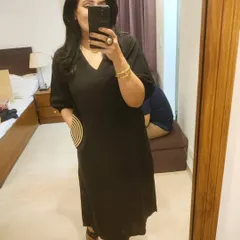 My outfit for a night with friends. This mirror selfie shows my simple black dress with pocket details, paired with minimal pearl jewellery. It's a relaxed but put-together look.
