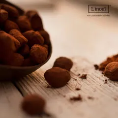 Our exquisite chocolate-coated almonds, also known as dragees, dusted with cocoa powder. This coveted gift is a sophisticated and delicious treat for any festive occasion.