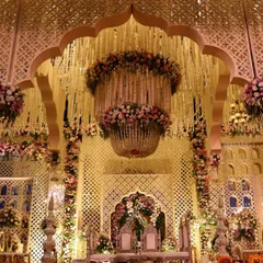 A quick glimpse of our work in Rajkot. This grand mandap, with its floral chandelier and intricate lattice work, fills our hearts with joy and pride. 🤍🌸