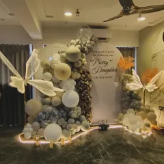 This modern and chic welcome home decoration uses an earthy color palette of grey and beige balloons. The lit-up butterfly props and custom message create a stylish and magical atmosphere to welcome your pretty daughter.