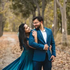 A walk in the woods becomes a romantic escape. I love using the soft, natural light filtering through the trees to create serene and intimate couple portraits.