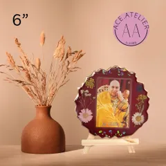 This 6-inch Guruji mantra frame in a rich maroon color is a perfect addition to your sacred space. The preserved flowers add a natural and divine touch.