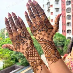 A beautiful Arabic-style design, with a flowing pattern that creates a delicate and graceful look on the hands.