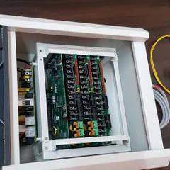 Another view of the EPABX panel, showing the organized internal components that ensure a reliable intercom system.