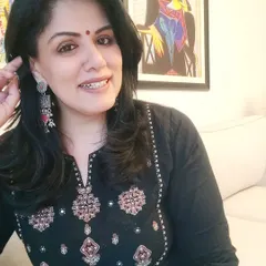 A closer look at the intricate embroidery on the kurta and the beautiful silver earrings. This shows how you can create a statement with just one key accessory.