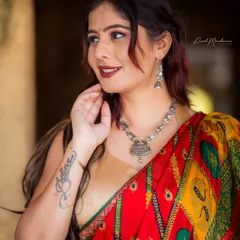 The rich colors and patterns of this traditional bandhani saree are stunning. We chose a rustic, old-world backdrop to complement the ethnic vibe and create a timeless portrait.