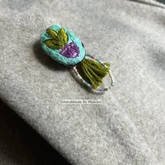 For all the plant parents, this one is for you. I really enjoyed adding the little details to this embroidered plant badge, from the texture of the leaves to the tiny beaded tassel that gives it a bit of movement. It’s a simple way to carry a little green with you.