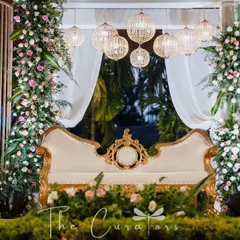 For this reception, we designed a stage of modern elegance. A vintage-inspired sofa, cascading florals, and soft, glowing chandeliers came together to create a romantic and sophisticated focal point for the evening.