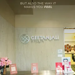 The feeling of luxury starts at our reception. This is the welcome desk at our Sultanpur location, where your journey to feeling fabulous begins.