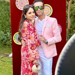 Dressed to impress at a sun-kissed outdoor wedding event. Our photo booth is always ready to capture the stylish moments of your guests.