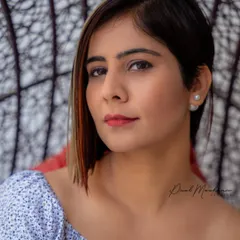 Using a hanging chair as a prop, we created a series of relaxed and stylish portraits. This shows how we can get creative even with simple indoor setups.