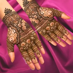Siders but still slaying with mehndi! Even your friends and family deserve the best from a professional artist. This floral design is perfect for the bride's team.