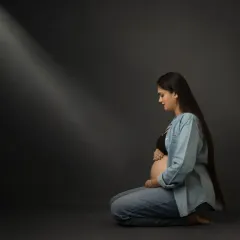 A quiet, intimate moment of connection. I use focused, directional lighting to create this moody, soulful maternity portrait that feels personal and profound, highlighting the bond between mother and baby.