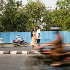 Finding stillness in the middle of the city's rush. I used a slow shutter speed here to create this motion blur effect, making the couple the calm center of their own world during this creative pre-wedding shoot in Mumbai.