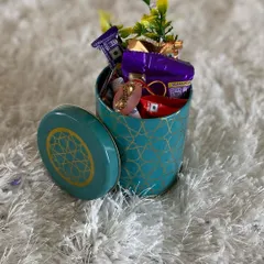 A simple yet sweet gesture for Raksha Bandhan. This decorative turquoise tin is filled to the brim with an assortment of popular chocolates like Cadbury Dairy Milk, making it a delightful surprise for a sibling.