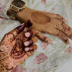 A beautiful comparison of a fresh, light-colored henna stain next to a fully matured, deep burgundy stain. This shows the magic of natural henna.