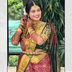 A close-up of this stunning South Indian bride. Her look features soft bronze-gold eyes, bold berry lips, and a dewy base, finished with a traditional gajra braid.