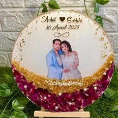 This circular resin plaque is a wonderful way to preserve a couple's photo alongside their special flowers. I used deep red rose petals and fragments of gold leaf to create a rich, celebratory border around their picture.