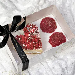 My heart-shaped bento cake and chocolate peonies, all packed up for Valentine's Day. The clear-lid box is tied with a custom black ribbon, making it a beautiful and romantic gift.