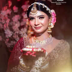 A close-up of a contemporary bridal look created during a student portfolio shoot. We teach you how to achieve that flawless, glowing skin and soft glam makeup that modern brides love.