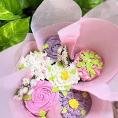 Why give flowers when you can give an edible cupcake bouquet? This arrangement features six floral cupcakes in the flavours of your choice, making it a beautiful and delicious gift for Mother's Day or any special occasion.