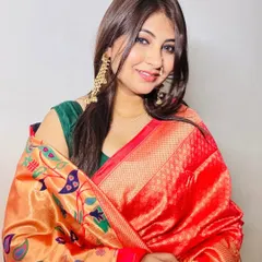 Draped in a beautiful Paithani, this look combines tradition with a modern, soft glam makeup style. The focus is on a flawless, glowing complexion.